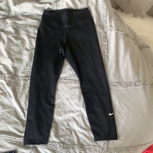 Black nike cropped leggings